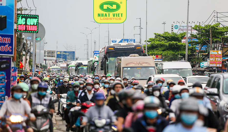Kẹt xe dù mở rộng đường